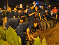 [ẢNH] TP.HCM: Triều cường dâng gây vỡ bờ bao, nước 