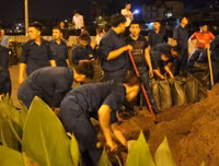 [ẢNH] TP.HCM: Triều cường dâng gây vỡ bờ bao, nước 