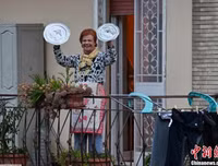 [ẢNH] Những khoảnh khắc đầy lạc quan của người dân thế giới giữa đại dịch Covid-19