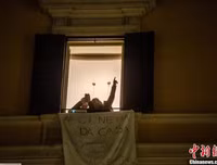 [ẢNH] Những khoảnh khắc đầy lạc quan của người dân thế giới giữa đại dịch Covid-19