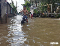 [ẢNH] TP.HCM: Triều cường dâng gây vỡ bờ bao, nước 