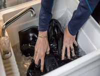 Những cách đơn giản vệ sinh và bảo quản áo da hiệu quả tại nhà