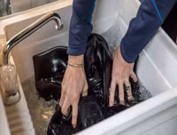 Những cách đơn giản vệ sinh và bảo quản áo da hiệu quả tại nhà