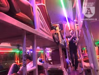 [Ảnh] Bến xe Nước Ngầm, 21 giờ đêm, nhiều người vẫn xếp hàng mua vé, đợi xe về quê nghỉ lễ