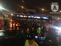 [Ảnh] Bến xe Nước Ngầm, 21 giờ đêm, nhiều người vẫn xếp hàng mua vé, đợi xe về quê nghỉ lễ