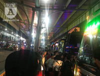 [Ảnh] Bến xe Nước Ngầm, 21 giờ đêm, nhiều người vẫn xếp hàng mua vé, đợi xe về quê nghỉ lễ