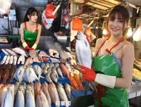 Cô gái phụ mẹ bán cá vô tình làm