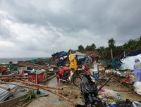 [Ảnh] Cận cảnh lốc xoáy càn quét Phú Yên khiến 27 người bị thương