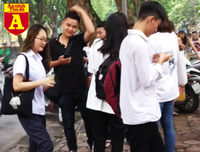 Thi THPT Quốc gia 2019: Phụ huynh sĩ tử bồn chồn chờ đợi trước cổng trường thi