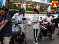 Thi THPT Quốc gia 2019: Phụ huynh sĩ tử bồn chồn chờ đợi trước cổng trường thi