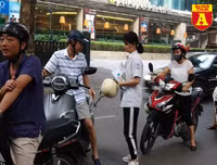 Thi THPT Quốc gia 2019: Phụ huynh sĩ tử bồn chồn chờ đợi trước cổng trường thi
