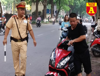 Thi THPT Quốc gia 2019: Phụ huynh sĩ tử bồn chồn chờ đợi trước cổng trường thi