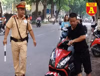 Thi THPT Quốc gia 2019: Phụ huynh sĩ tử bồn chồn chờ đợi trước cổng trường thi