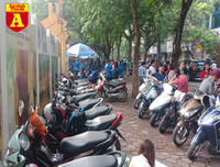 Thi THPT Quốc gia 2019: Phụ huynh sĩ tử bồn chồn chờ đợi trước cổng trường thi