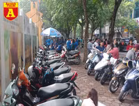 Thi THPT Quốc gia 2019: Phụ huynh sĩ tử bồn chồn chờ đợi trước cổng trường thi