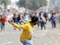 [ẢNH]: Thủ đô New Delhi bị nhấn chìm trong bạo loạn và đụng độ, hàng chục người chết