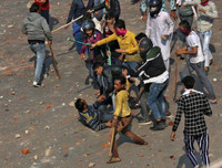 [ẢNH]: Thủ đô New Delhi bị nhấn chìm trong bạo loạn và đụng độ, hàng chục người chết