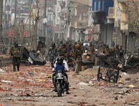 [ẢNH]: Thủ đô New Delhi bị nhấn chìm trong bạo loạn và đụng độ, hàng chục người chết