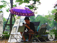 [Ảnh] Hà Nội: Những phận người nhọc nhằn mưu sinh trong dịp nghỉ lễ