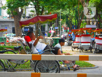 [Ảnh] Hà Nội: Những phận người nhọc nhằn mưu sinh trong dịp nghỉ lễ