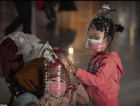 [ẢNH] Không thể nhịn cười với muôn kiểu khẩu trang tự chế siêu hài hước