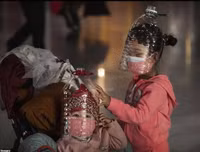 [ẢNH] Không thể nhịn cười với muôn kiểu khẩu trang tự chế siêu hài hước