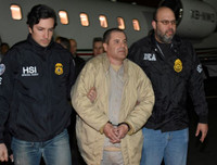 Xem cảnh sát Mỹ áp tải trùm ma túy khét tiếng El Chapo về trại biệt giam