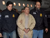 Xem cảnh sát Mỹ áp tải trùm ma túy khét tiếng El Chapo về trại biệt giam