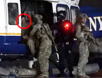 Xem cảnh sát Mỹ áp tải trùm ma túy khét tiếng El Chapo về trại biệt giam