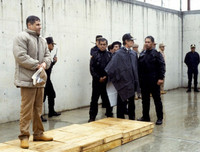 Xem cảnh sát Mỹ áp tải trùm ma túy khét tiếng El Chapo về trại biệt giam