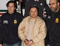 Xem cảnh sát Mỹ áp tải trùm ma túy khét tiếng El Chapo về trại biệt giam