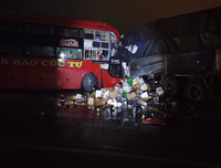 Hiện trường vụ tai nạn nghiêm trọng giữa xe khách và xe tải ở Bình Thuận