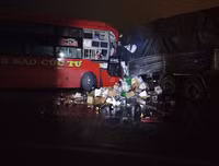 Hiện trường vụ tai nạn nghiêm trọng giữa xe khách và xe tải ở Bình Thuận