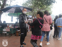 [ẢNH] Người dân ngạc nhiên trước các điểm phát khẩu trang y tế miễn phí