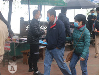 [ẢNH] Người dân ngạc nhiên trước các điểm phát khẩu trang y tế miễn phí