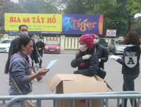 [ẢNH] Người dân ngạc nhiên trước các điểm phát khẩu trang y tế miễn phí