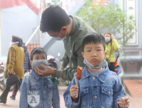 [ẢNH] Người dân ngạc nhiên trước các điểm phát khẩu trang y tế miễn phí