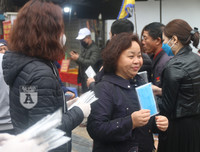 [ẢNH] Người dân ngạc nhiên trước các điểm phát khẩu trang y tế miễn phí