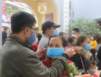 [ẢNH] Người dân ngạc nhiên trước các điểm phát khẩu trang y tế miễn phí