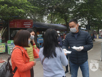 [ẢNH] Người dân ngạc nhiên trước các điểm phát khẩu trang y tế miễn phí