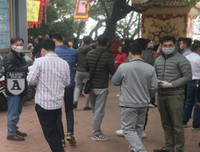 [ẢNH] Người dân ngạc nhiên trước các điểm phát khẩu trang y tế miễn phí