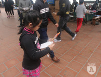 [ẢNH] Người dân ngạc nhiên trước các điểm phát khẩu trang y tế miễn phí