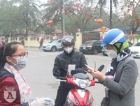 [ẢNH] Người dân ngạc nhiên trước các điểm phát khẩu trang y tế miễn phí