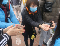 [ẢNH] Người dân ngạc nhiên trước các điểm phát khẩu trang y tế miễn phí