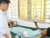 [ẢNH] Nguy hiểm chết người của việc dùng điện thoại khi sạc