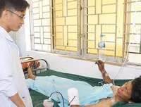 [ẢNH] Nguy hiểm chết người của việc dùng điện thoại khi sạc