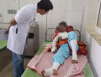 [ẢNH] Nguy hiểm chết người của việc dùng điện thoại khi sạc