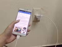 [ẢNH] Nguy hiểm chết người của việc dùng điện thoại khi sạc