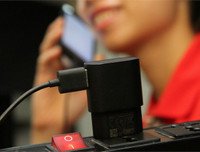 [ẢNH] Nguy hiểm chết người của việc dùng điện thoại khi sạc