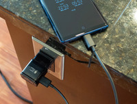 [ẢNH] Nguy hiểm chết người của việc dùng điện thoại khi sạc